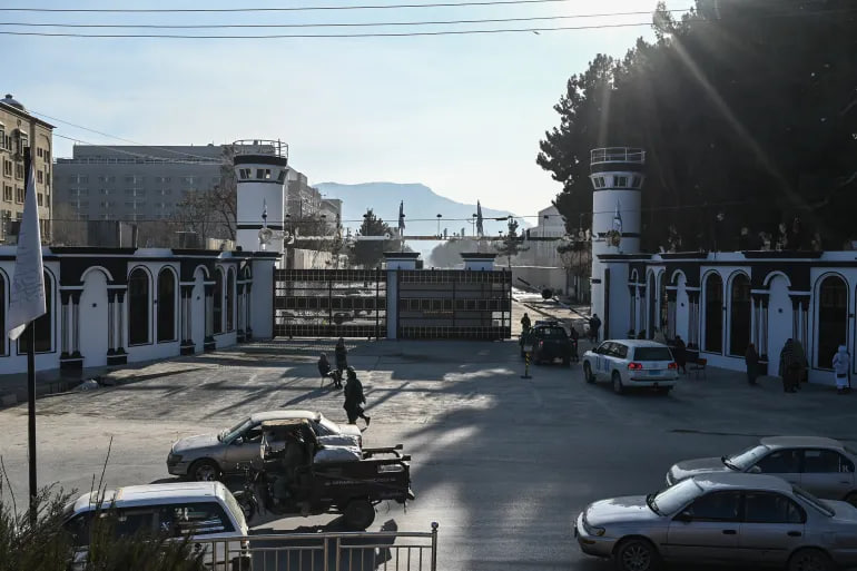 <p><b>Afg&lsquo;onistonda vazirlik binosi oldida xudkush terrorchi portladi</b></p>