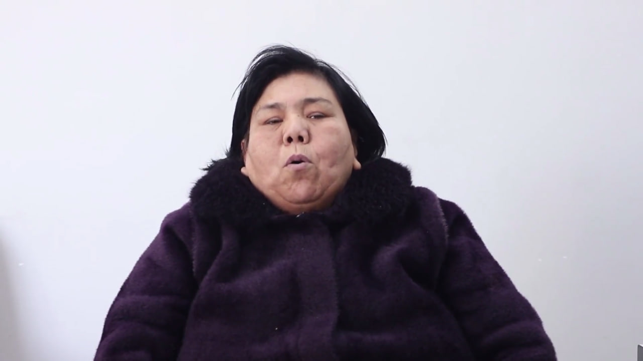<p><b><strong>Sirdaryodagi maktabda o&lsquo;qituvchini urgan ayol uzr so&lsquo;radi (video)</strong></b></p>