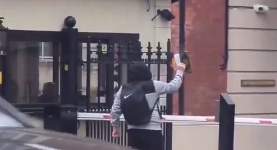 <p><b>Londondagi Turkiya elchixonasi oldida Qur’on yoqib yuborildi (video)</b></p>