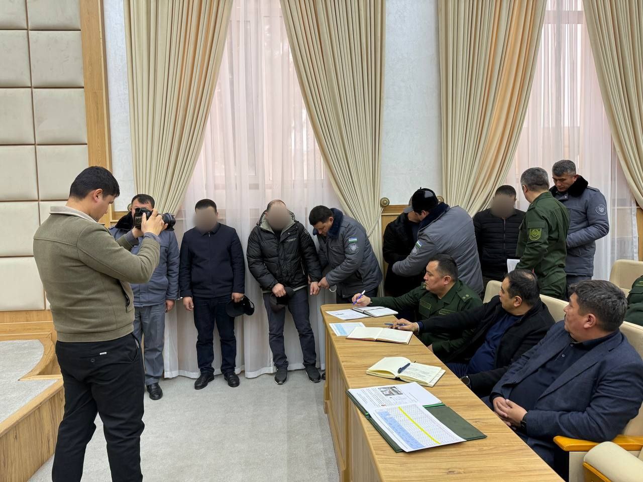 <p><b>Samarqanddagi yig‘ilishda elektr va gaz korxonalarining 7 nafar xodimi qamoqqa olindi</b></p>