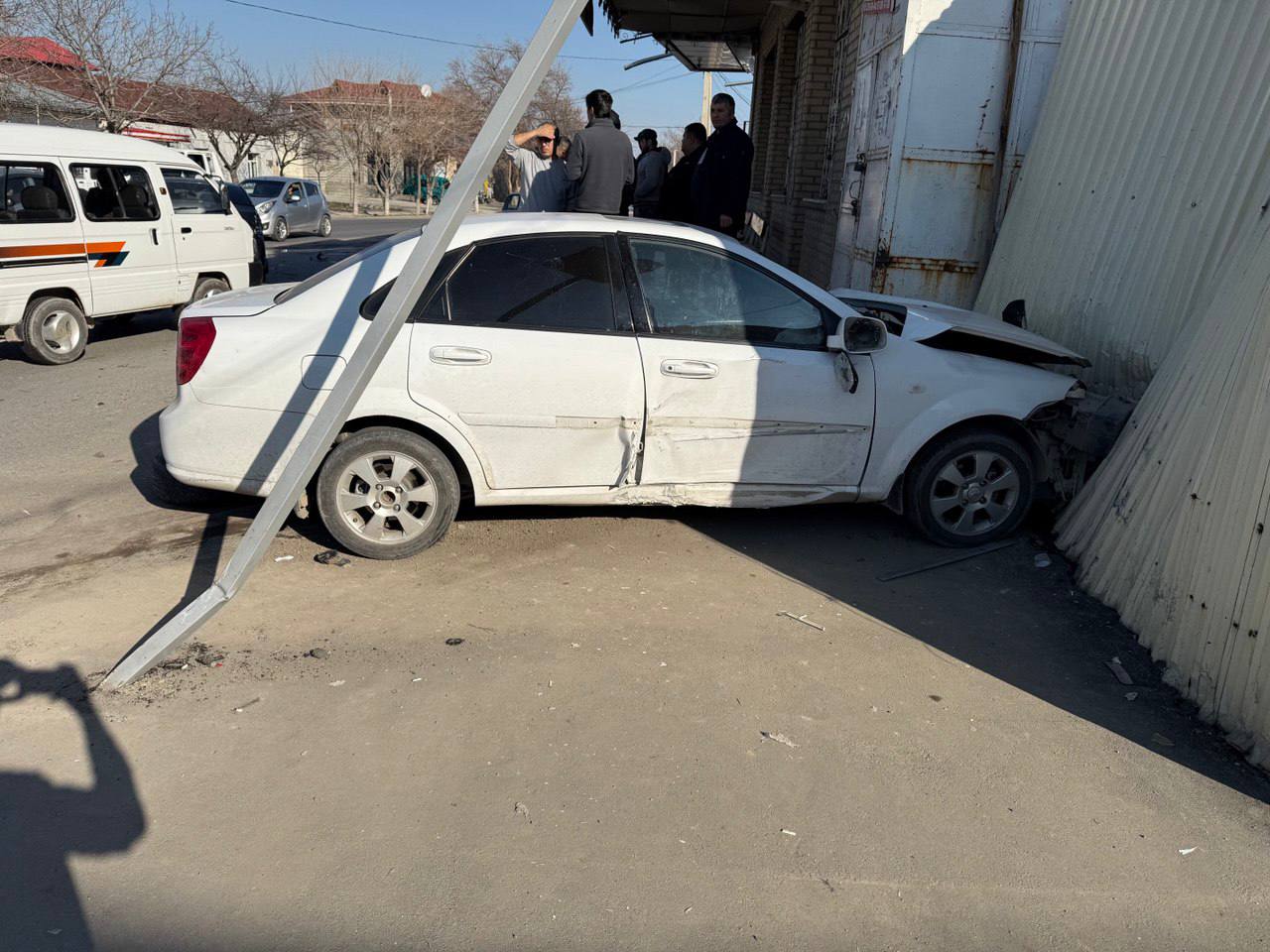 <p><b>Samarqandda katta tezlikda qizil chiroqdan o‘tgan Gentra ikki piyodani urib yubordi (video)</b></p>