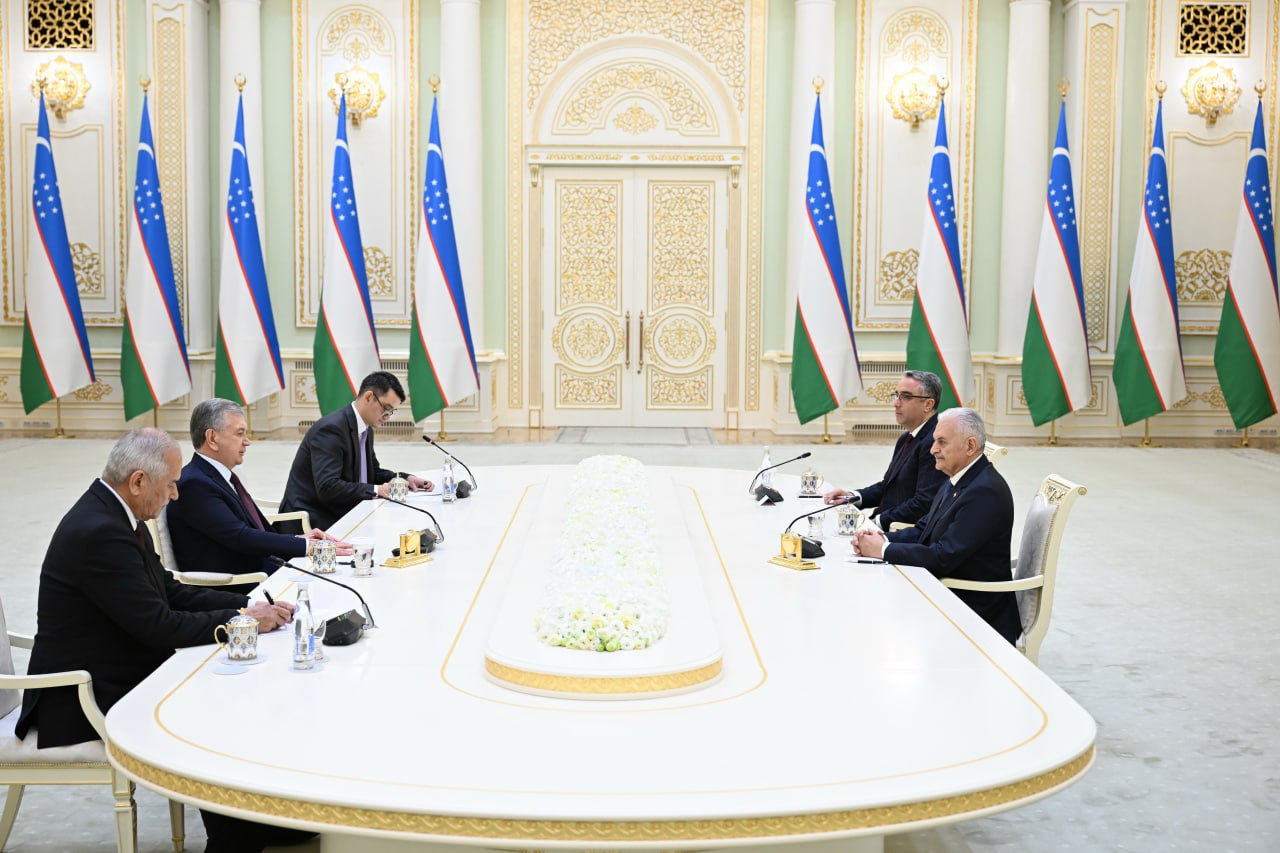 Shavkat Mirziyoyev Turkiy davlatlar tashkiloti Oqsoqollar kengashi raisi bilan uchrashuv o&lsquo;tkazdi