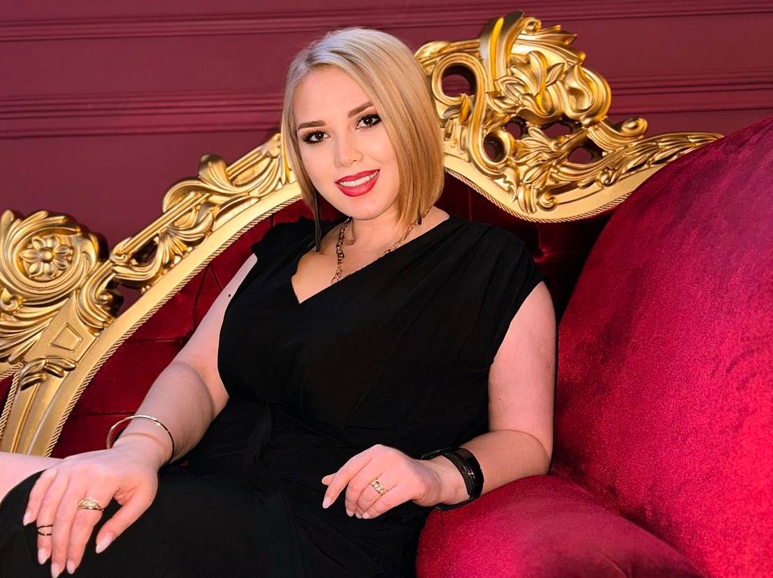 <p><b>“Qulog‘imga kimdir, o‘zingni o‘ldir, deb shivirlardi”. Aktrisa Barchin G‘ofurova ismini o‘zgartirishga majbur qilgan voqea haqida so‘zlab berdi</b></p>