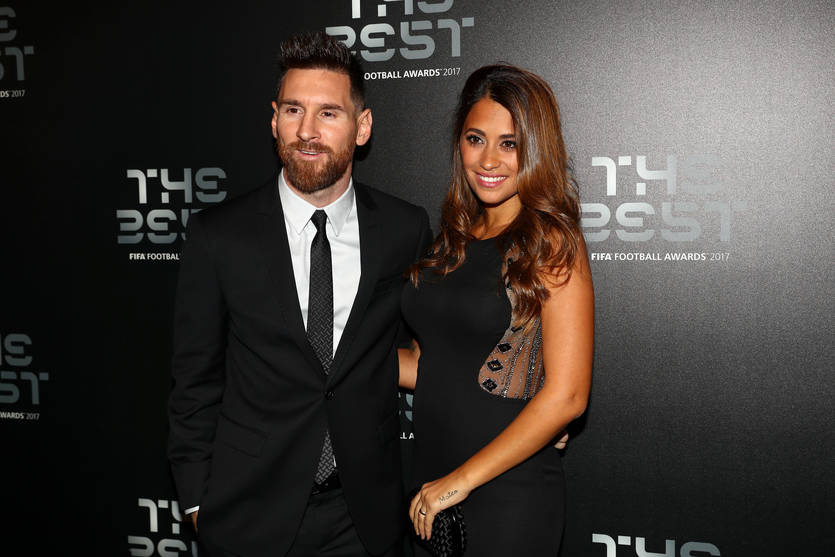<p><b>Sirli sabab: Nima uchun Lionel Messi begona ayollar bilan suratga tushayotganida ularga umuman teginmaydi?</b></p>