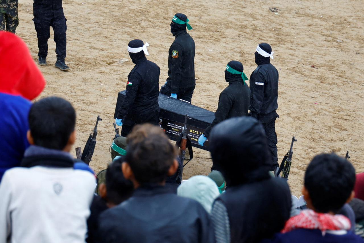 <p><b><strong>HAMAS garovdagi 4 nafar qurbonning jasadini Isroilga topshirdi (video)</strong></b></p>