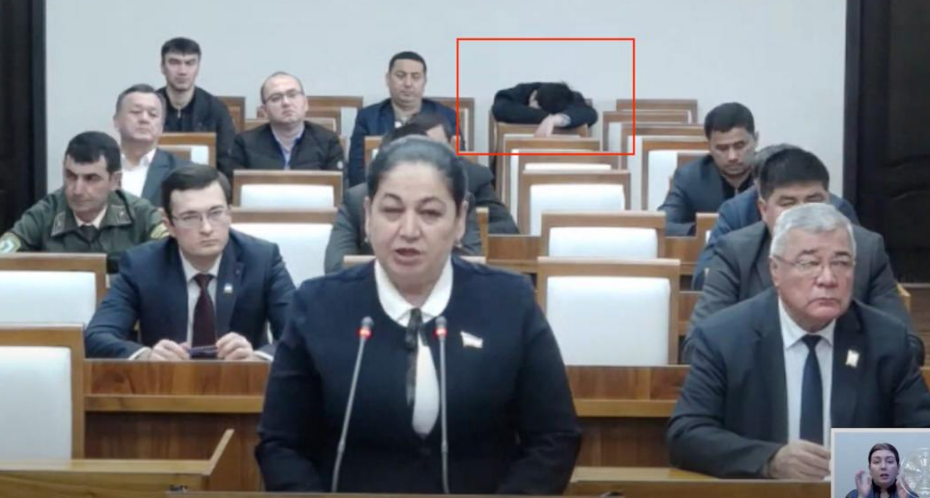 <p><b></b><strong>Xodim ish vaqtida uxlasa bo‘ladimi? Huquqshunoslar tushuntirish berdi</strong></p>