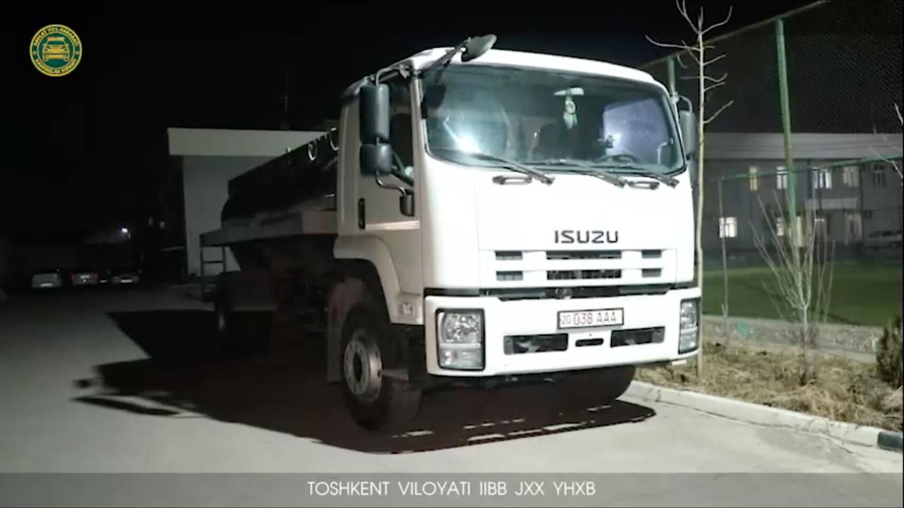 <p><b><strong>Toshkent viloyatida yuk mashinasi yo&lsquo;lga o&lsquo;tirib olgan shaxsni urib ketdi (video)</strong></b></p>
