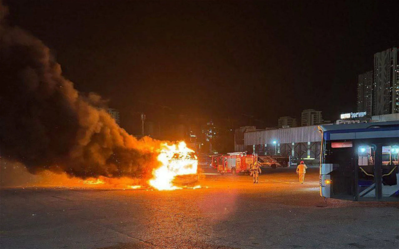 <p><b>Isroilda uchta avtobus ketma-ket portladi (video)&nbsp;</b></p>