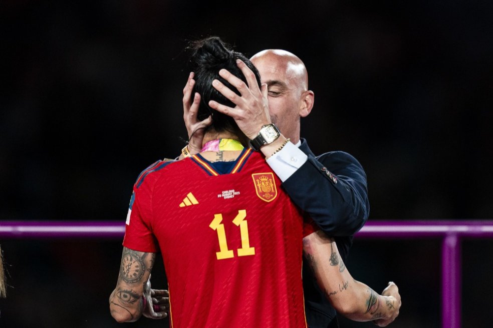 <p><b>Ispaniya futbol federatsiyasining sobiq rahbari futbolchi qizni o‘pgani uchun jazolandi</b></p>
