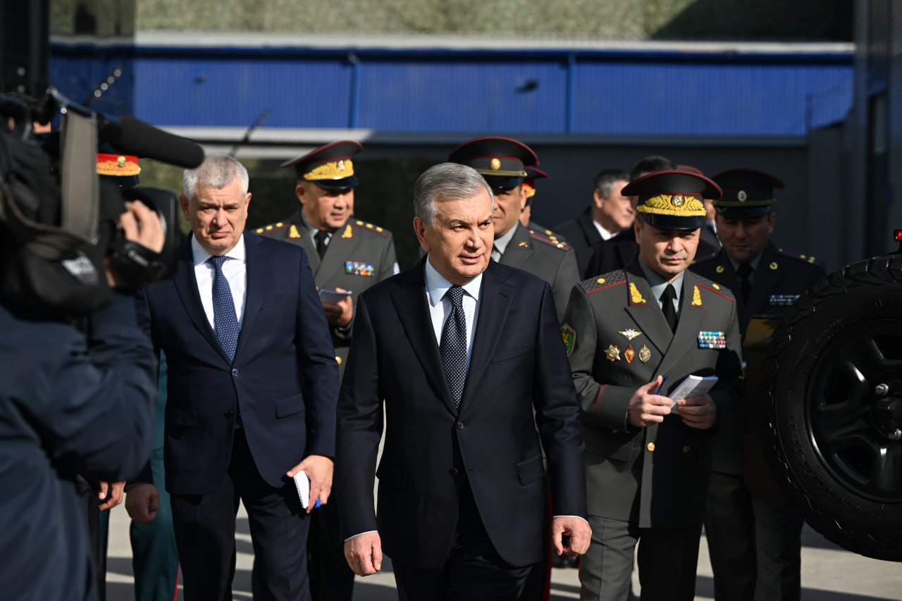 <p><b><strong>Shavkat Mirziyoyev harbiy va ikki xil maqsadga mo&lsquo;ljallangan mahsulotlar bilan tanishdi (foto)</strong></b></p>