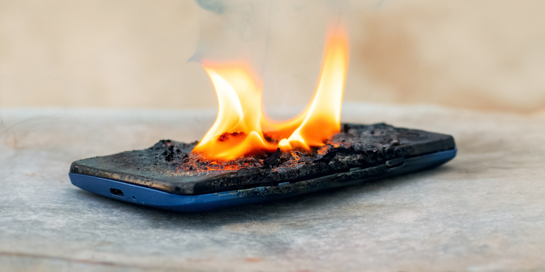 <p><b><strong>Nima sababdan smartfon cho&lsquo;ntakda yonib ketishi mumkin?</strong></b></p>