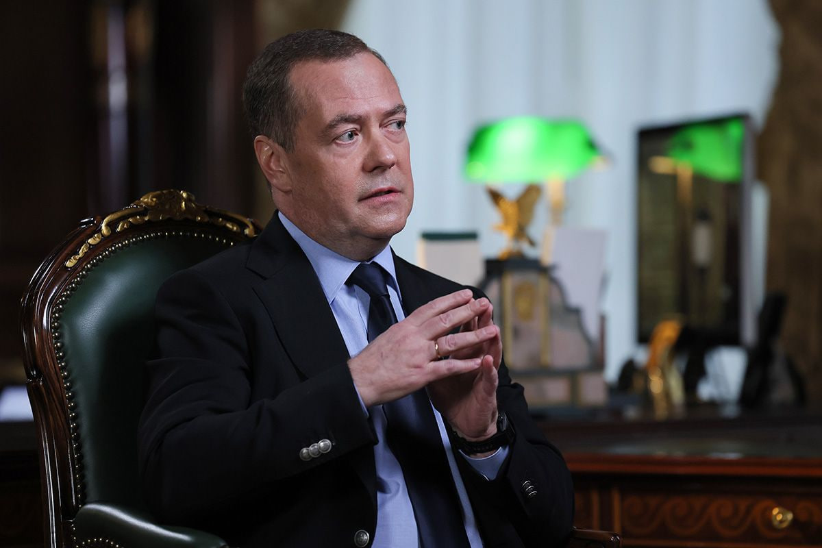 <p><b>Medvedev Ukraina oldida ikkita chiqish yo‘li borligini aytdi</b></p>