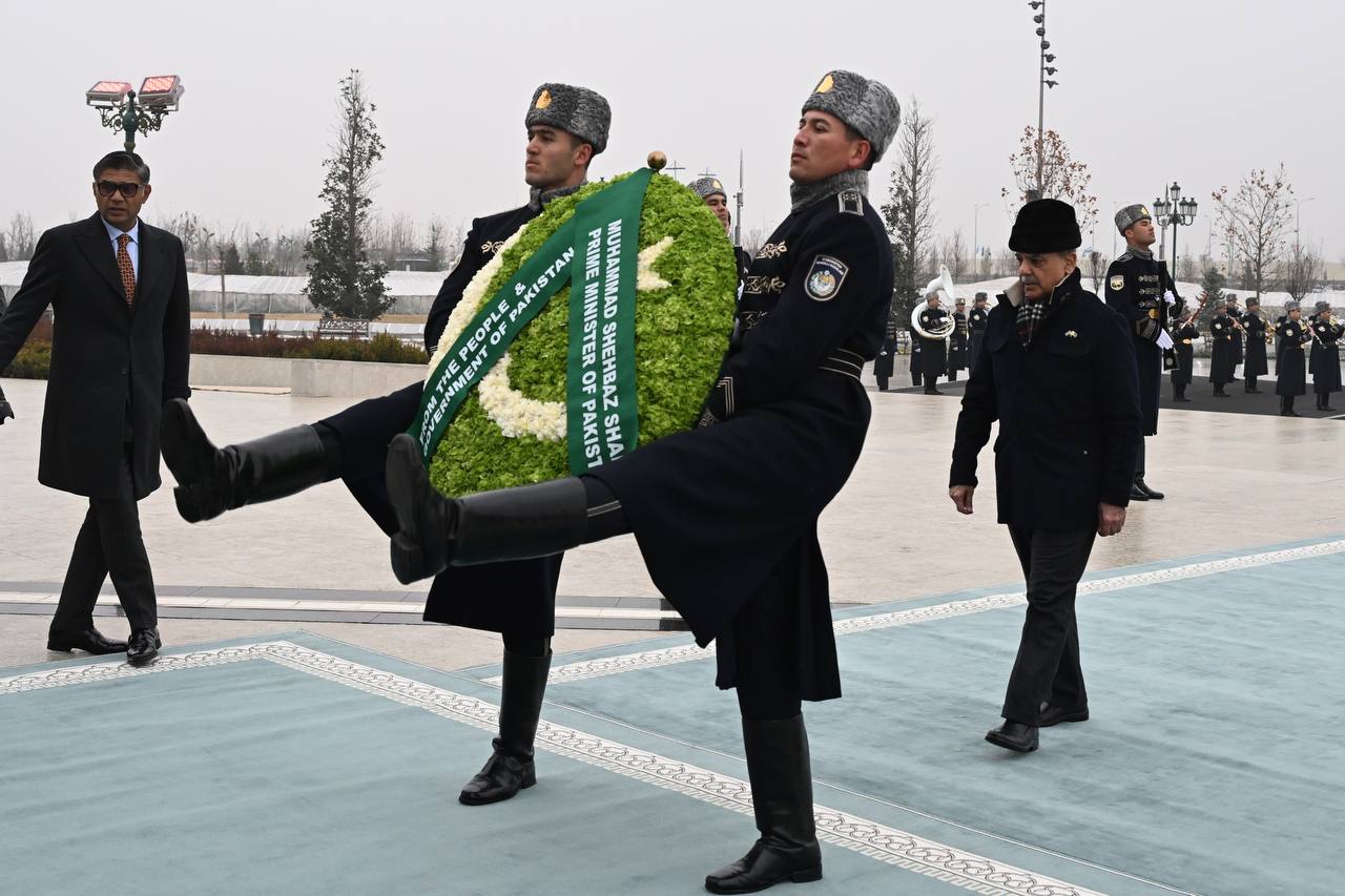 <p><b><strong>Pokiston bosh vaziri “Yangi O‘zbekiston” bog‘idagi Mustaqillik monumenti poyiga gul qo‘ydi</strong></b></p>