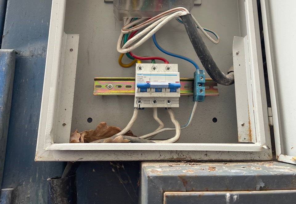 <p><b><strong>Namangandagi korxona salkam 350 mln so&lsquo;mlik elektrdan noqonuniy foydalangani aniqlandi&nbsp;</strong></b></p>