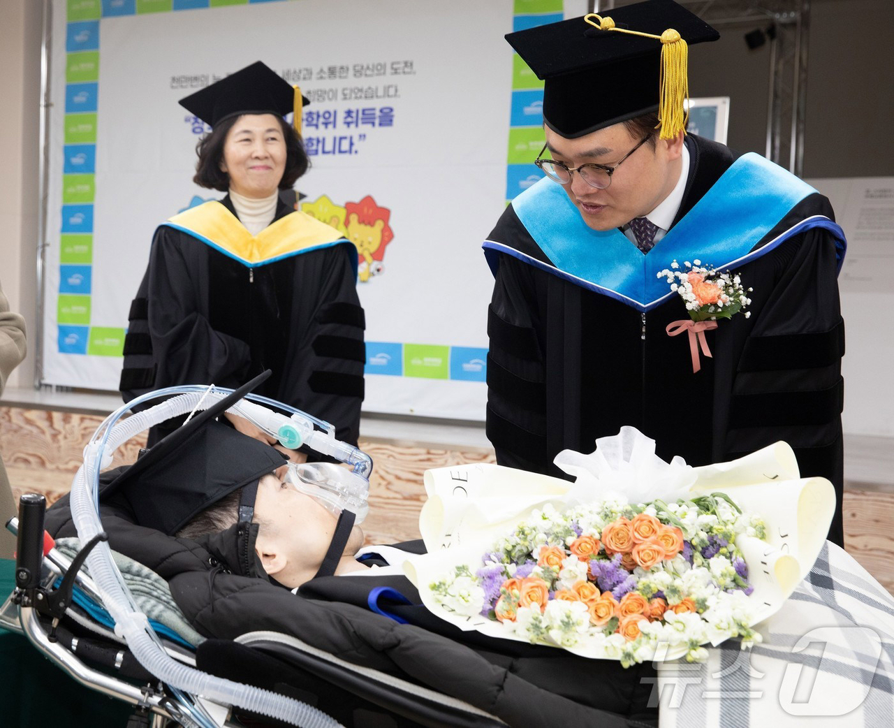 <p><b>Koreyalik nogiron talaba diplom ishini ko‘zlari bilan yozib, magistrlik darajasini oldi</b></p>
