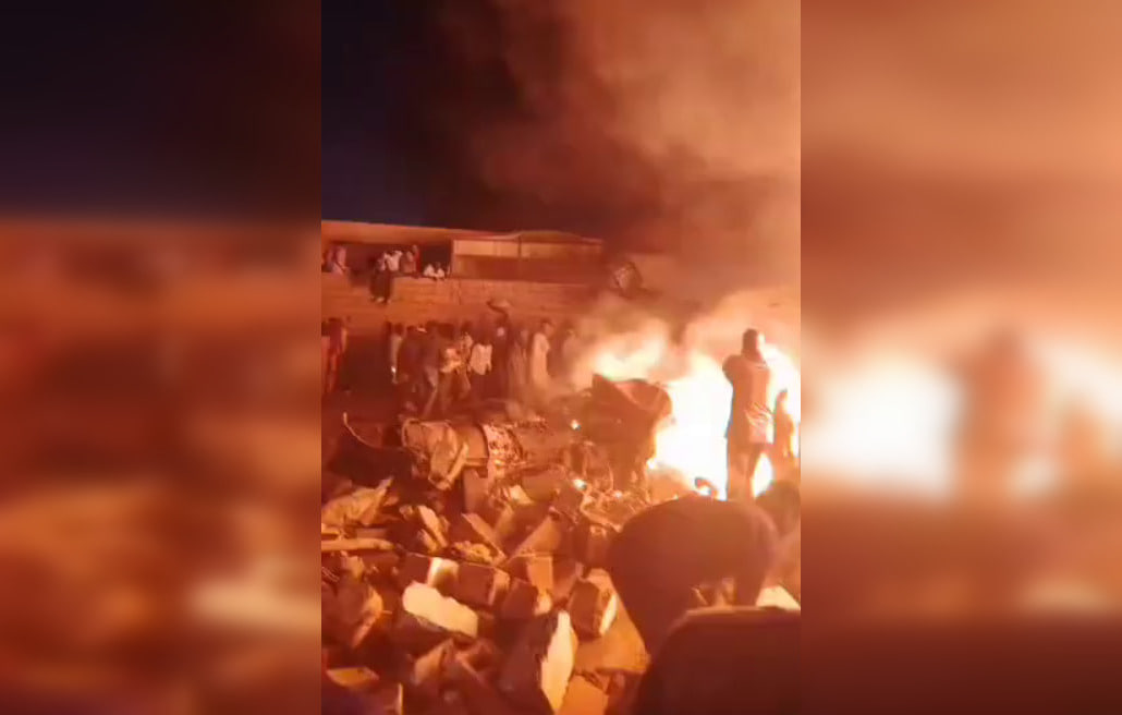 <p><b>Sudanda harbiy samolyot turar joyga qulab tushdi. Qurbonlar bor (video)</b></p>