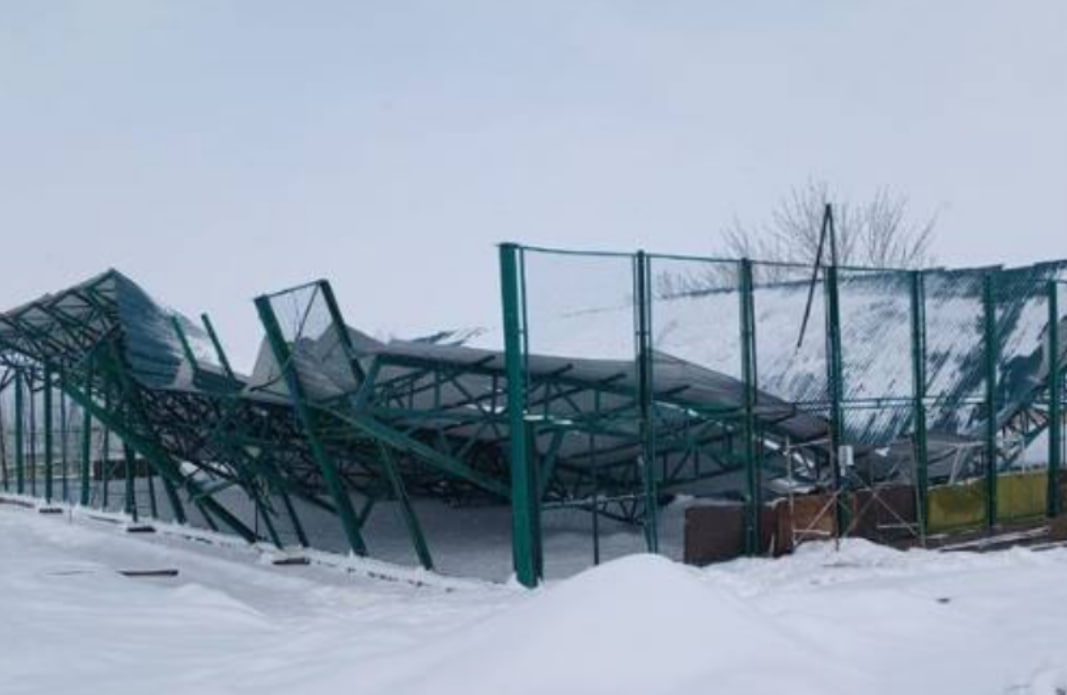 <p><b><strong>Jizzaxdagi maktabda 1,1 mlrd so‘mga qurilgan stadion tom qismi qulab tushdi </strong></b></p>