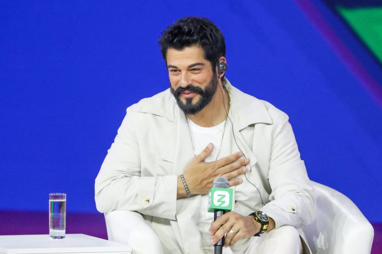 <p><b>Turk aktyori Burak O‘zchivit muxlislari bilan uchrashib, suratga tushish uchun qancha so‘raydi?</b></p>