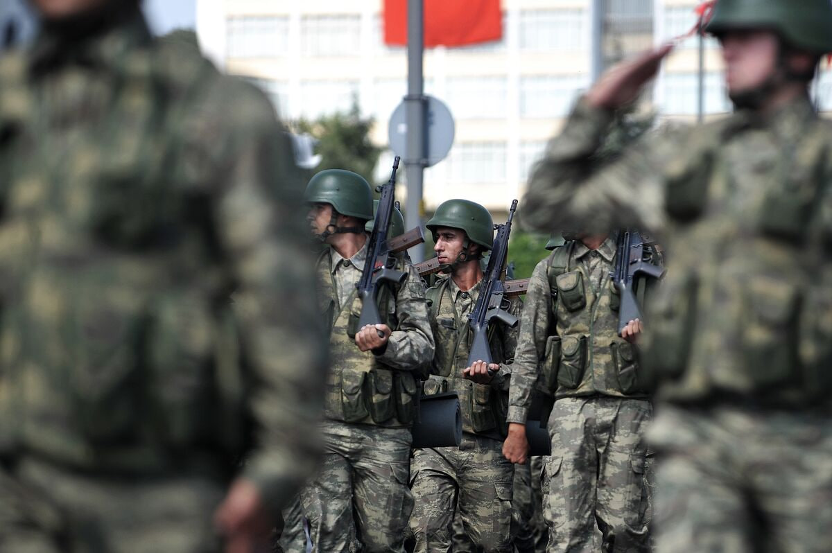 <p><b><strong>Turkiya qo&lsquo;shinlarini Ukrainaga yuborishga tayyor &mdash; Bloomberg&nbsp;</strong></b></p>