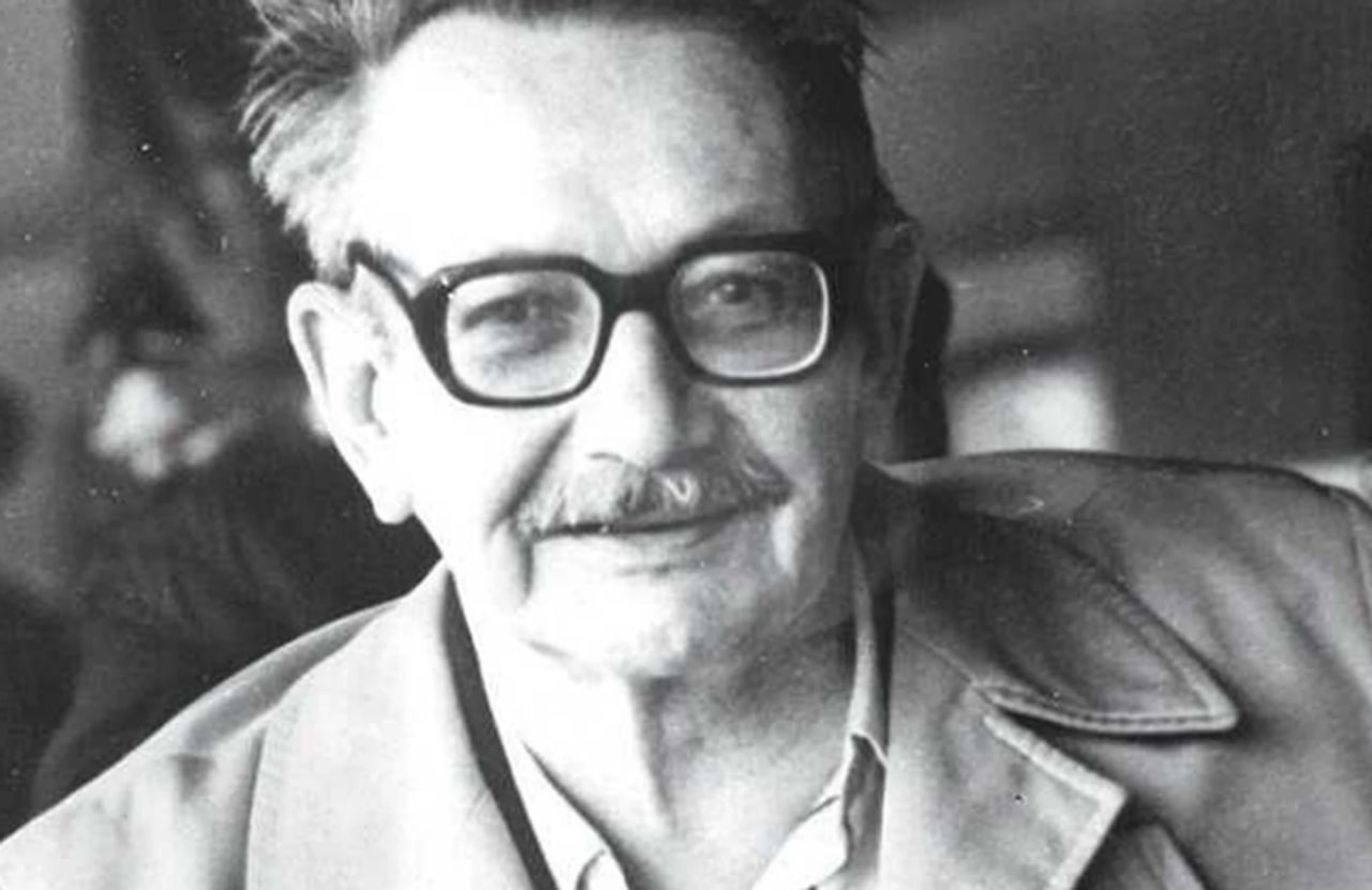 Hovuzdagi dush ichida porno