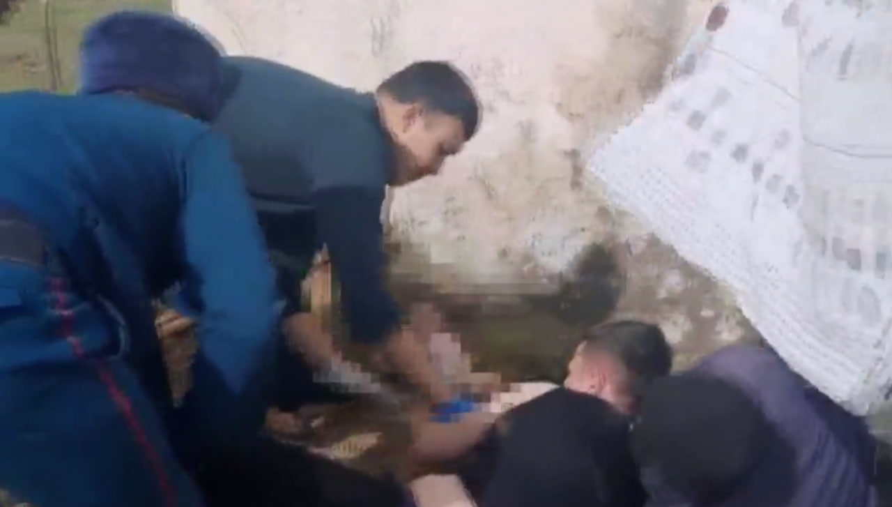 <p><b><strong>Samarqandda hojatxonadan chaqaloq qutqarildi. Ayol bungacha homilador ekanini bilmagan (video)</strong></b></p>