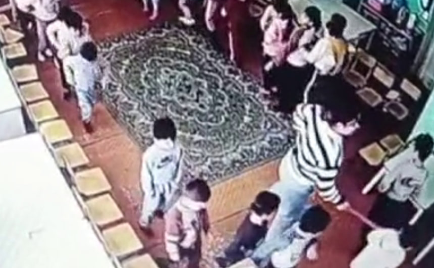 <p><b>Toshkent viloyatidagi bog‘chada tarbiyachi bolalarning qulog‘idan tortib, bir necha marotaba urdi (video)</b></p>
