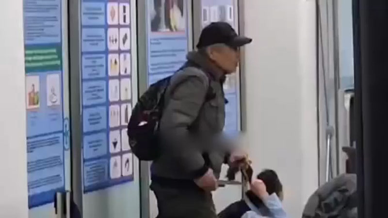 <p><b><strong>Olmaota aeroportida pichoq ko‘targan erkak xodimni garovga oldi (video)</strong></b></p>