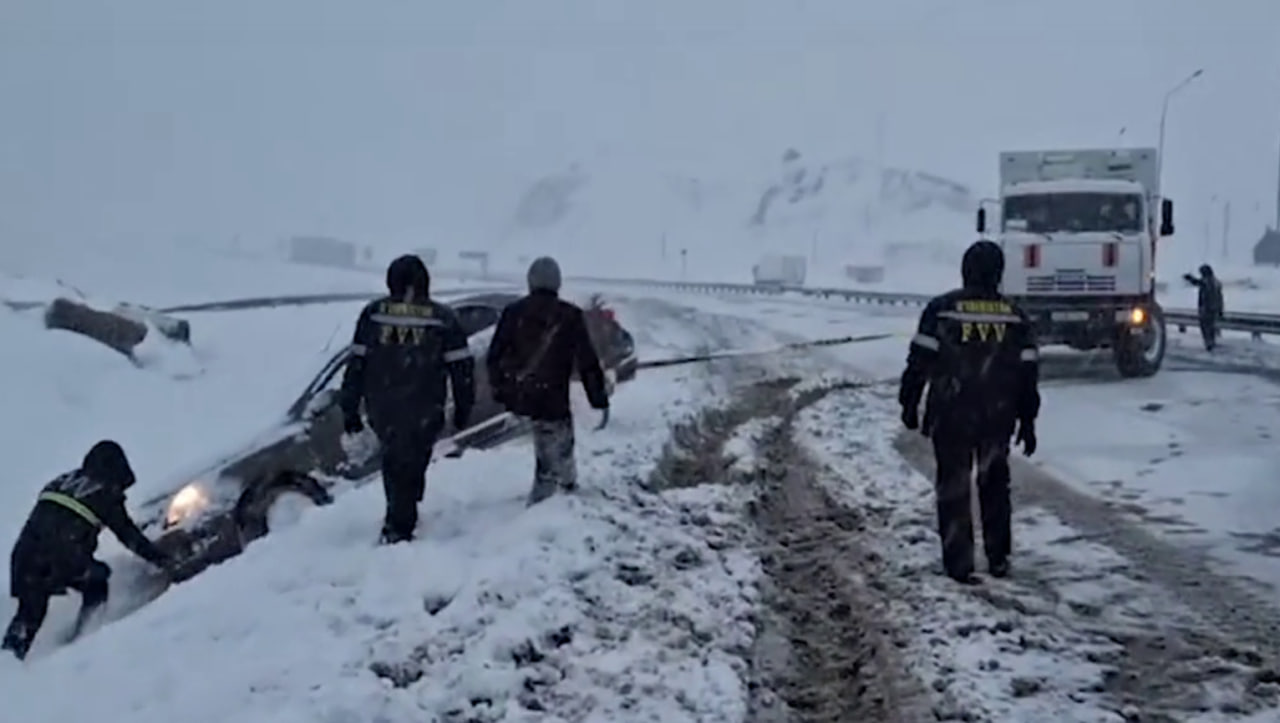 <p><b><strong>Qamchiq dovonida qolib ketgan qariyb ming kishi mehmonxonaga joylashtirildi (video)</strong></b></p>
