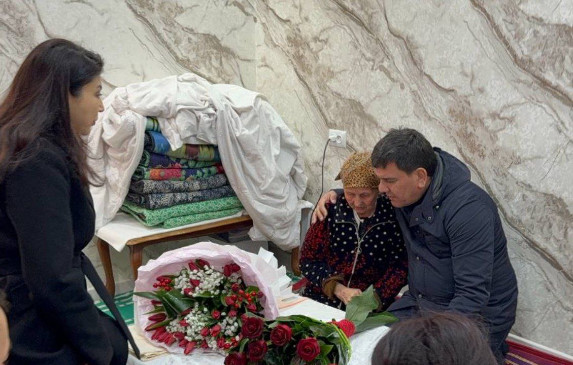 <p><b>Toshkentda obodonlashtirishda ishlaydigan onaxonga sovg&lsquo;a berilib, keyin qaytarib olindi (video)</b></p>