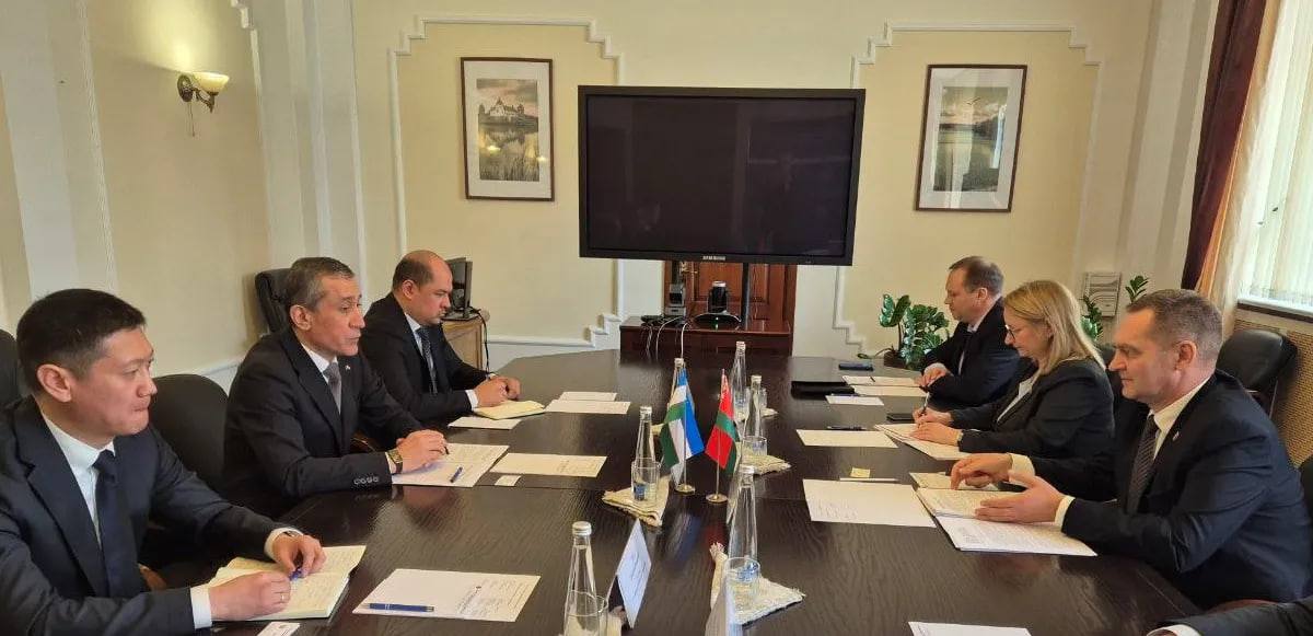 <p>Uzbekistan, Belarus consider scrapping freight permits to boost trade<b>&nbsp;</b></p>