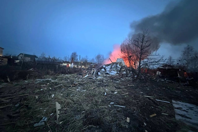 <p><b><strong>Ukraina dronlari Rossiyaga ommaviy hujum uyushtirdi (video)</strong></b></p>