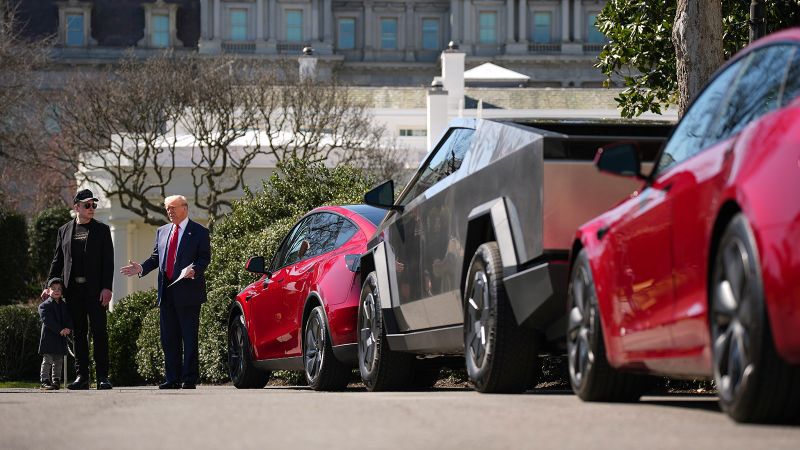 <p><b>Tramp Oq uyni Tesla avtomobillari shou-rumiga aylantirdi</b></p>