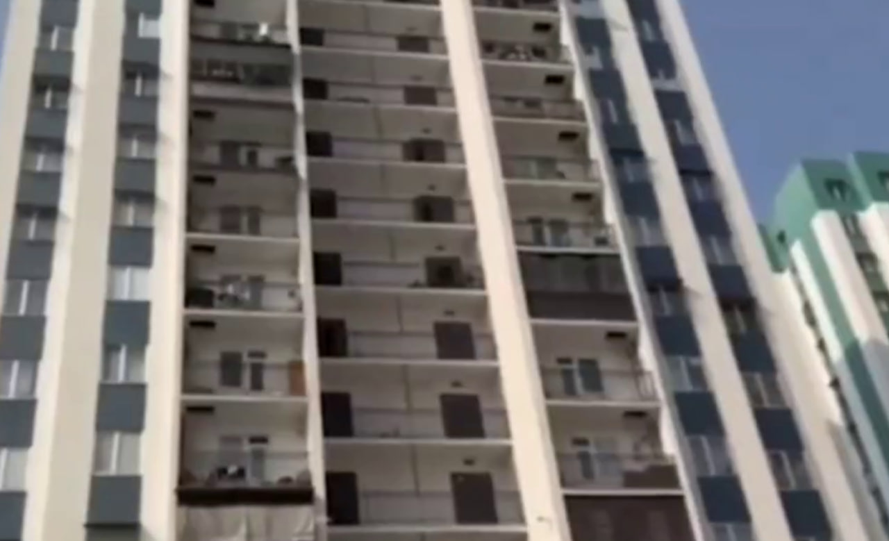 <p><b><strong>Toshkentda lift ichida odamlar bilan tushib ketdi &mdash; video</strong></b></p>