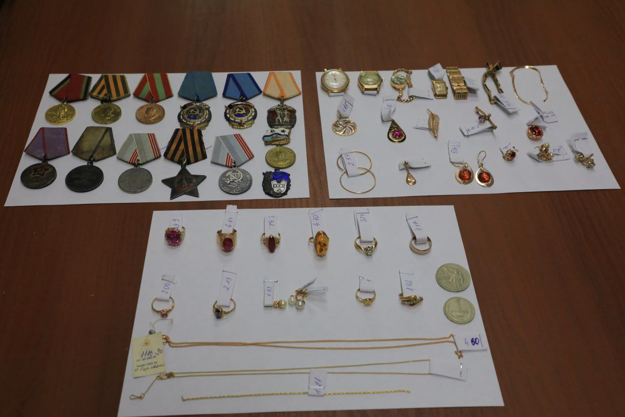 <p><b><strong>Buxoroda tarixiy tangalar va ko‘krak nishonlarini yashirincha Rossiyaga olib ketayotgan shaxs ushlandi</strong></b></p>