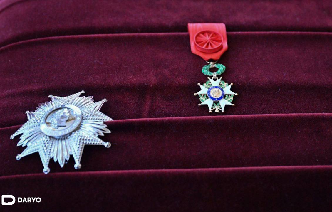<p><b><strong>Emmanuel Makron Shavkat Mirziyoyevga Fransiyaning Faxriy legion ordenini topshirishi kutilmoqda</strong></b></p>