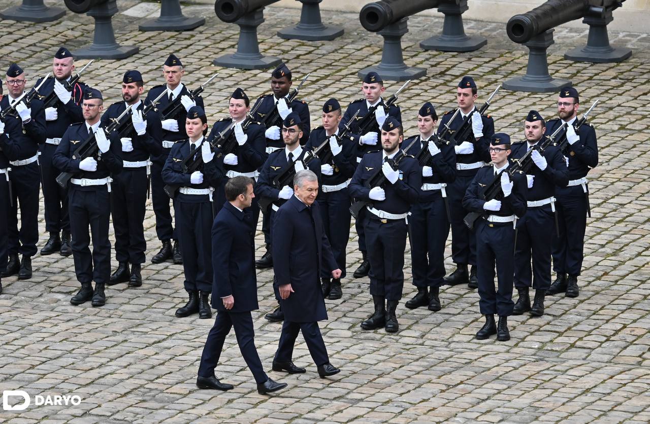 <p>President Mirziyoyev welcomed at Les Invalides in Paris as state visit to France begins<b> (Photo)</b></p>