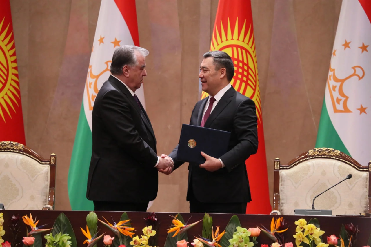 <p><b>Qirg&lsquo;iziston va Tojikiston prezidentlari bir asrlik chegara muammosini hal qiluvchi bitimlarni imzoladi</b></p>