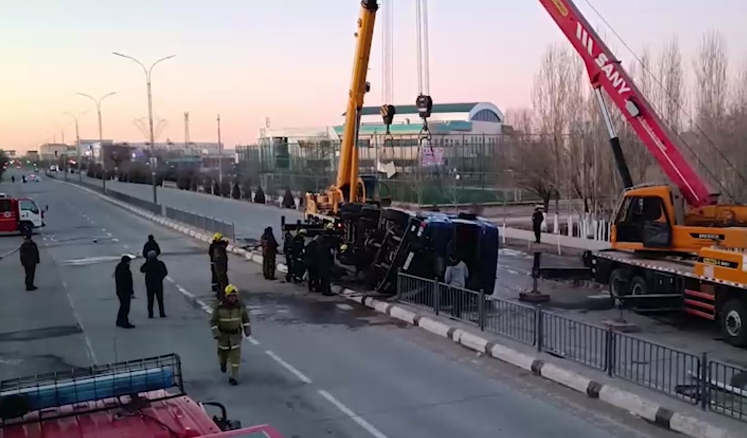 В Нукусе перевернулся грузовик, перевозивший пропан