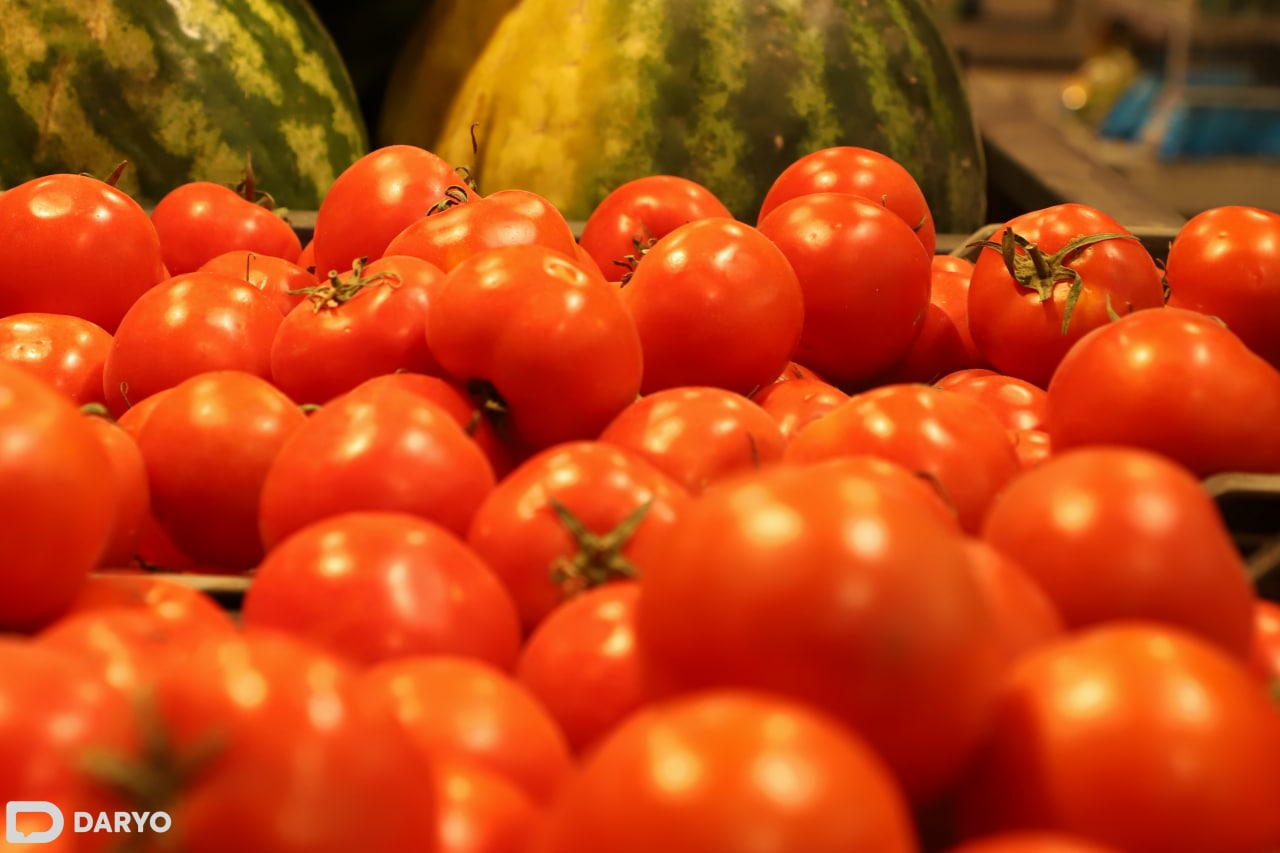 <p><b><strong>Pomidor narxi oshdi, kartoshka pasaydi: Toshkent supermarketlarida oziq-ovqat mahsulotlarining narxi qanday o&lsquo;zgardi? </strong></b></p>
