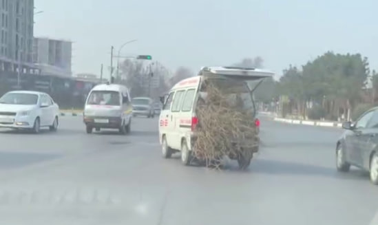 <p><b><strong>Qo&lsquo;qonda tez tibbiy yordam mashinasida o&lsquo;tin tashildi (video)&nbsp;</strong></b></p>