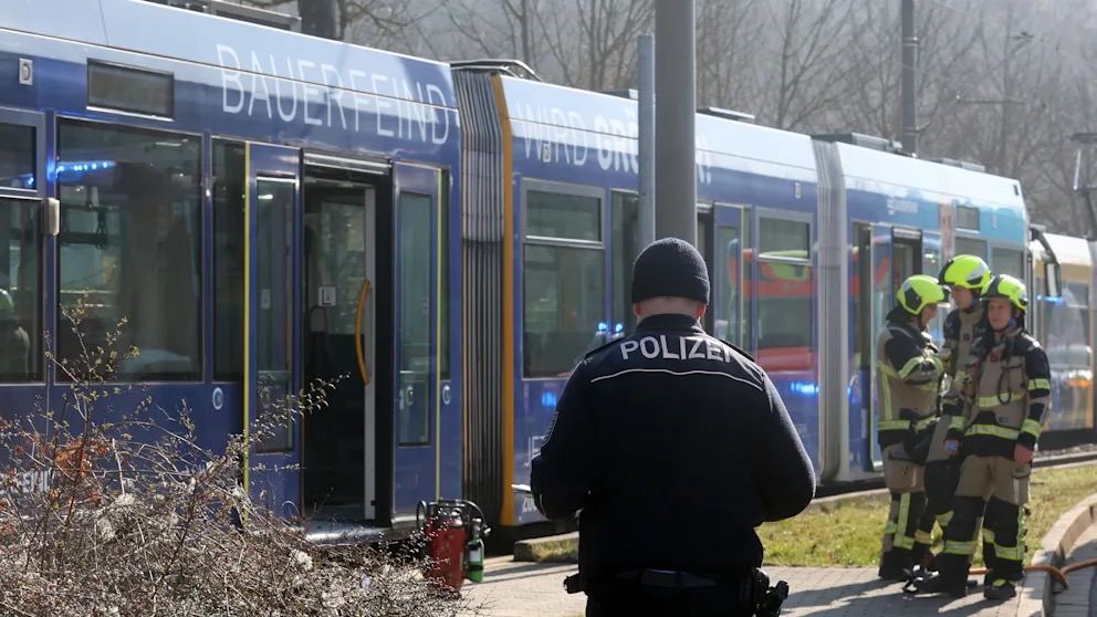 <p><b>Germaniyada erkak tramvayda ayolni yoqib yubordi </b></p>