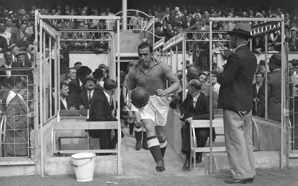 <p><b>“O‘limni aldab, stadionda vafot etdi”. Futbol tarixidan abadiy joy olgan Diksi Din haqida </b></p>