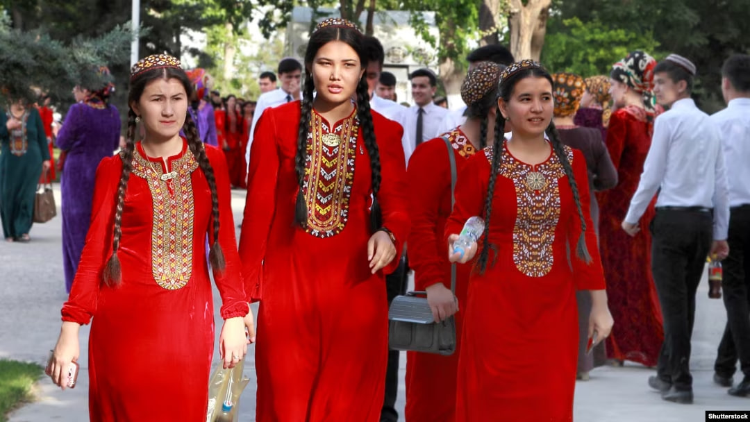 <p><b>Sariq ko‘ylak va ro‘mol: Turkmanistonda ayollar uchun kiyinish qoidalari kuchaytirildi — OAV</b></p>