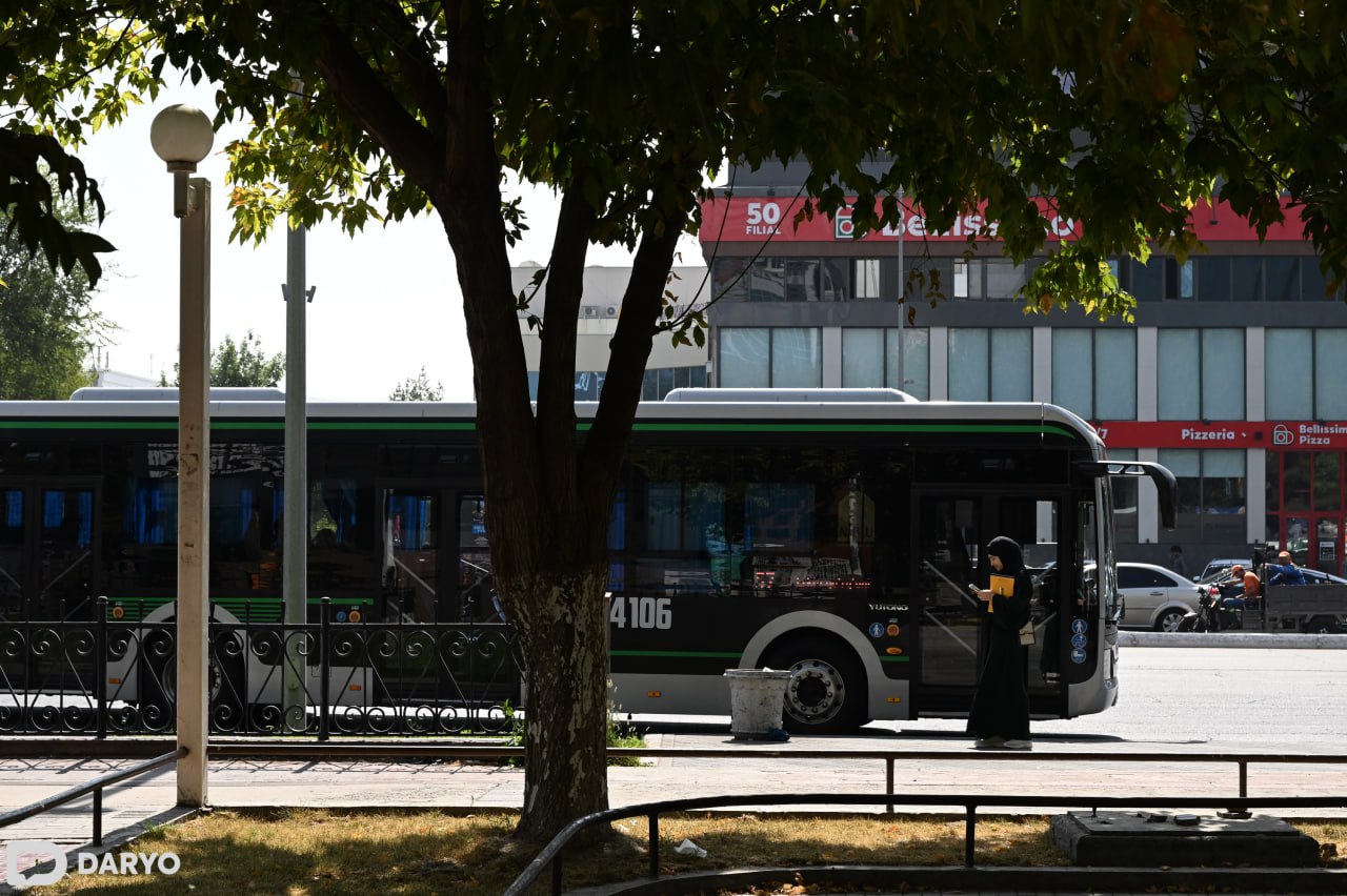 <p><b><strong>Toshkentda avtobus haydovchisi yo&lsquo;lovchilarni tushirib yuborganiga izoh berildi</strong></b></p>
