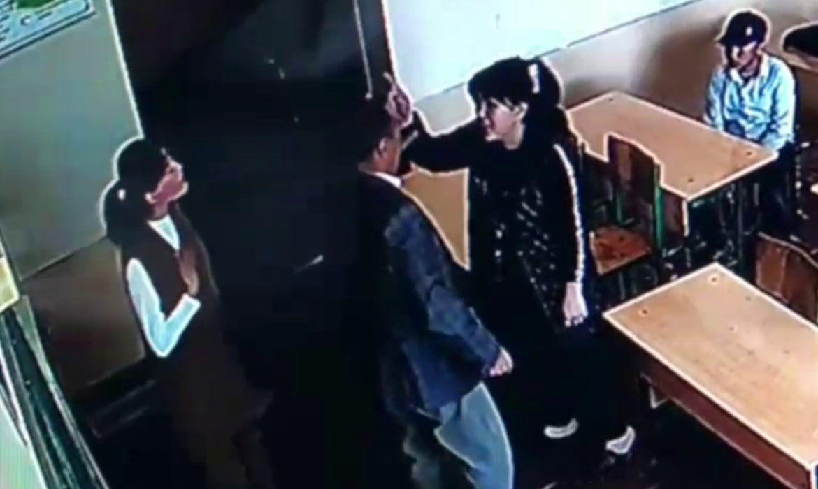 <p><b><strong>Samarqanddagi maktabda o‘quvchining onasi o‘qituvchiga tarsaki tushirdi (video) </strong></b></p>