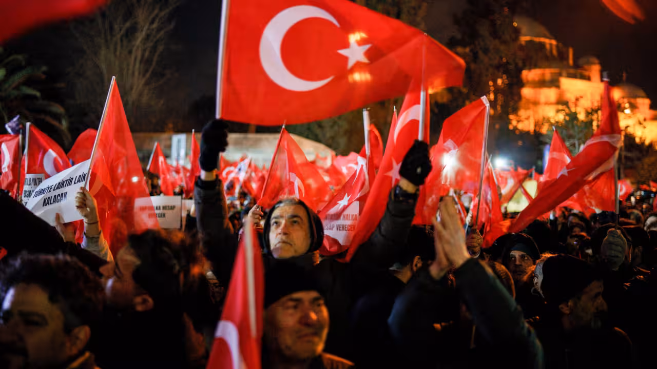 <p><b>Turkiyada Istanbul meri hibsga olingani ortidan namoyishlar boshlandi</b></p>