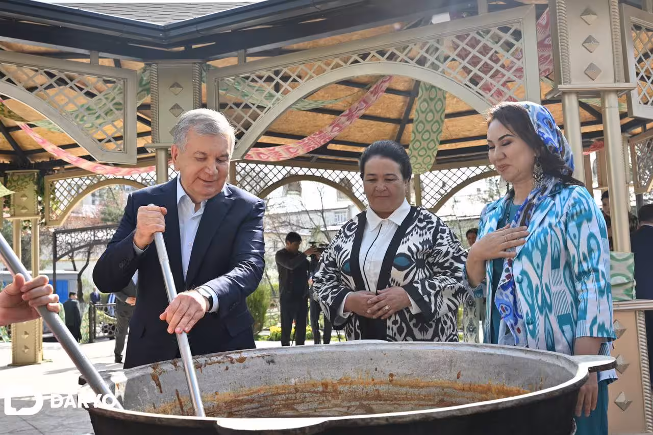 <p><b><strong> Shavkat Mirziyoyev mahallalarning birida sumalak saylida qatnashdi (foto)</strong></b></p>