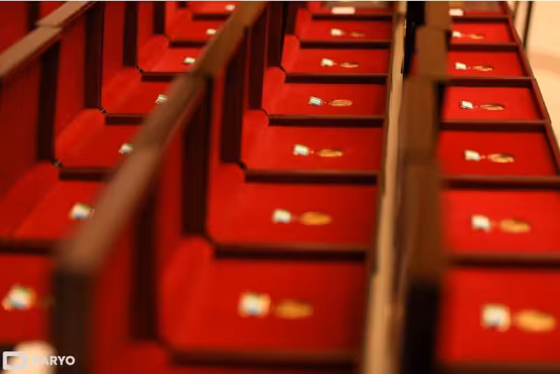 В Узбекистане учреждены нагрудные знаки &laquo;Дипломатик хизмат аълочиси&raquo; и &laquo;Дипломатик хизмат фидойиси&raquo;