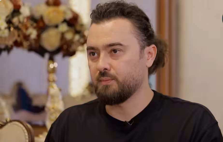 <p><b>“O‘n yil birga tuz yegan odam bizni sudga berdi”. Xonanda Farhod Sulaymonov shoir Bobur Bobomurod bilan bo‘lgan kelishmovchilik haqida </b></p>