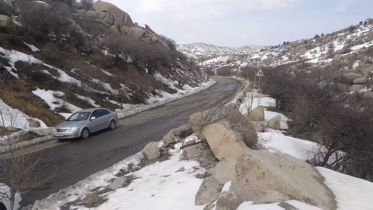 <p><b>Taxtaqorachada uch toifadagi transport vositalari harakati cheklandi</b></p>